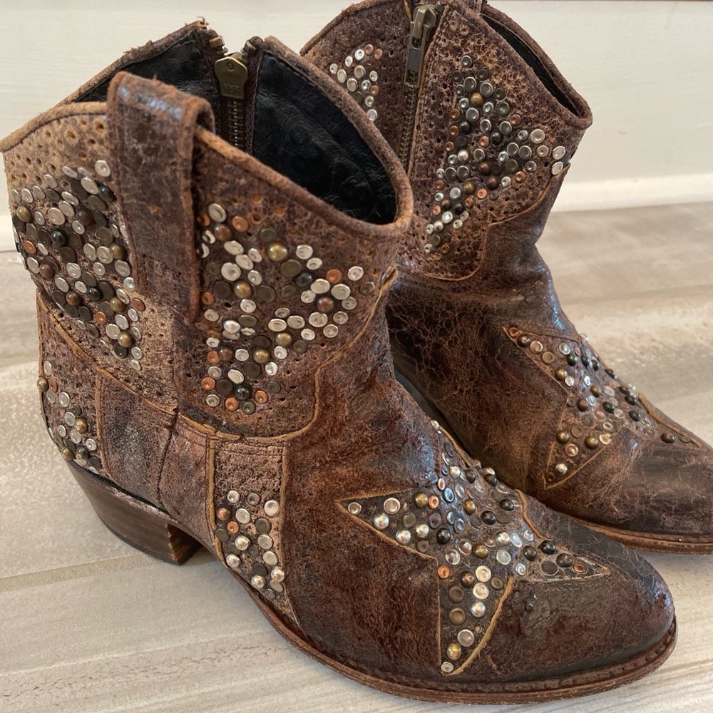 Frye Deborah Star Studded Short Boots Size 8